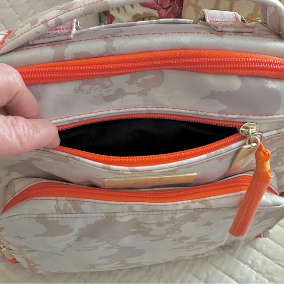 NWT Retired Jujube BFF Camo Convertible Travel Backpack/Messenger Diaper Bag - Picture 4 of 15